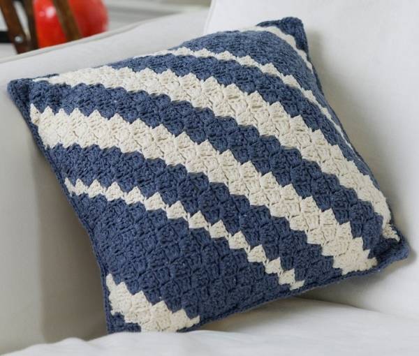 Стильный и модный дизайн подушек для дивана - фото вязки крючком