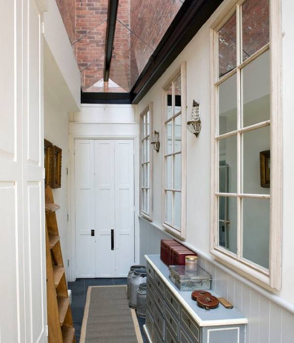 Зеркала и мебель в дизайне узкого коридора в квартире