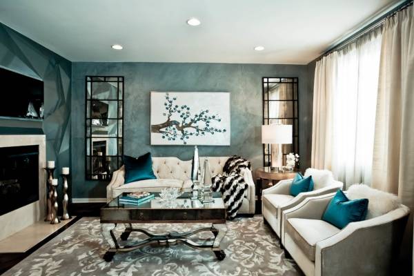 Шикарный дизайн гостиной с белой мебелью - фото с голубым