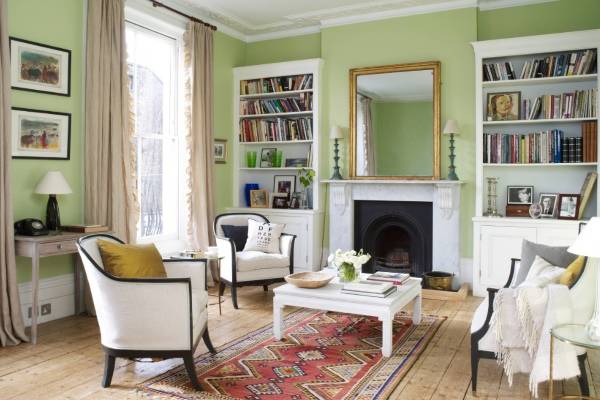 Зеленый интерьер гостиной с белой мебелью