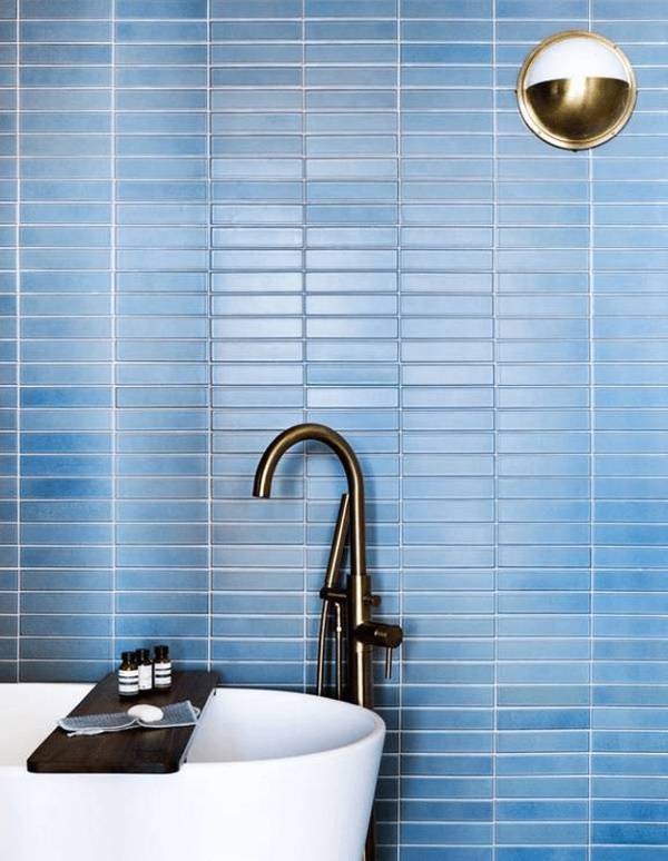 Светло-синий цвет в интерьере ванной комнаты