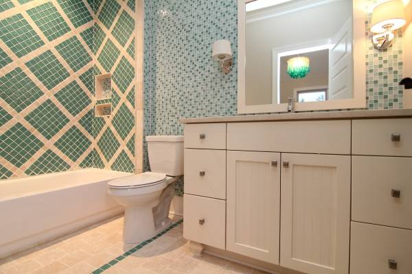 Красивый декор ванной комнаты плиткой - фото лучших идей