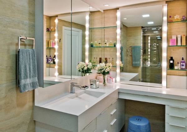 Как украсить зеркало в ванной подсветкой своими руками