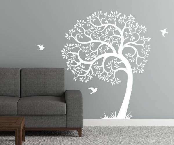 Белая наклейка на стену - дерево в интерьере