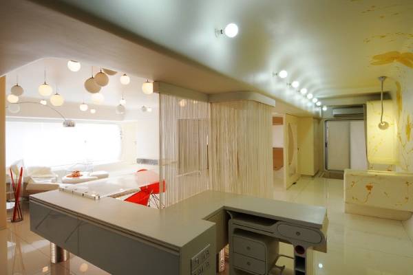 Кремовые шторы кисея - фото в интерьере кухни гостиной