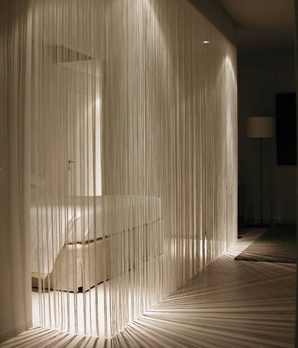 Белые шторы нитки - фото в дизайне спальни