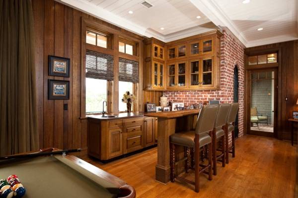Дизайн кухни с кирпичной стеной и деревянной отделкой