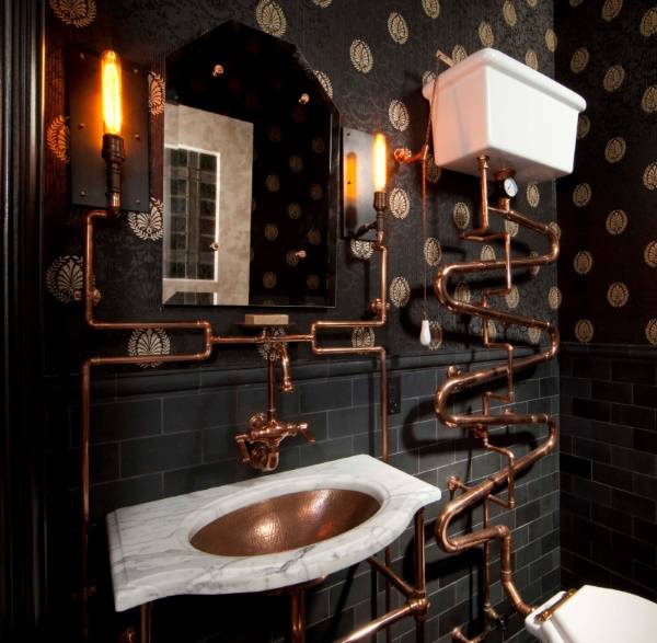 Ванная комната в стиле стимпанк с викторианскими обоями на стенах