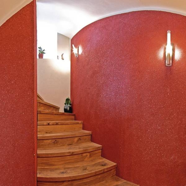 Красные жидкие обои в коридоре в интерьере - фото лестницы