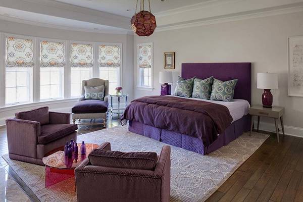 Фиолетовая мебель в спальне - дизайн фото со светлыми стенами