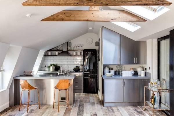 Белая кухня лофт с деревянным полом и балками