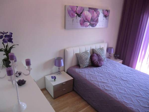 Фиолетовые шторы в спальню - фото с красивым декором