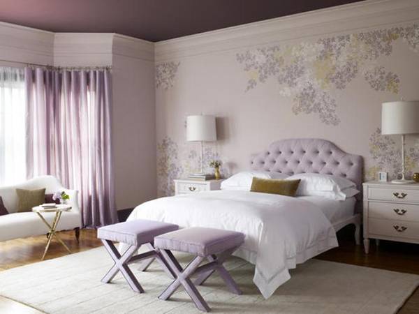 Фиолетовые обои, шторы и потолок в спальне - фото 