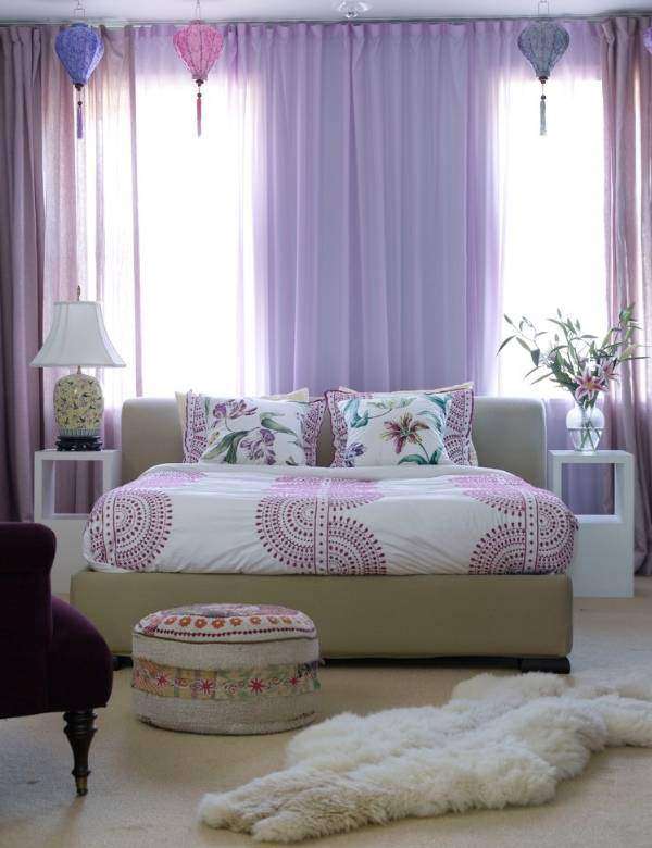 Прозрачные фиолетовые шторы в спальню - фото в интерьере