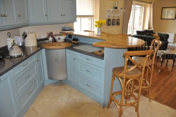 Голубой угловой кухонный гарнитур с барной стойкой - фото в интерьере