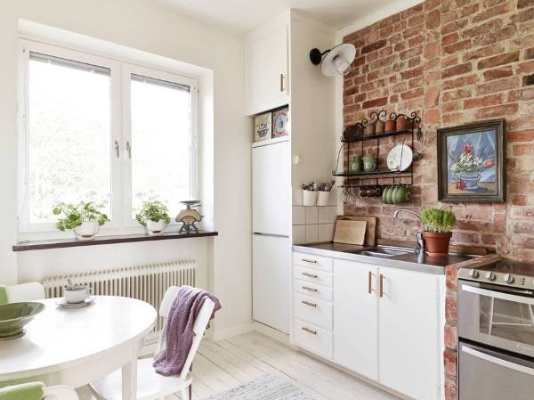 Белая кухня в стиле лофт с кирпичом - фото в хрущевке