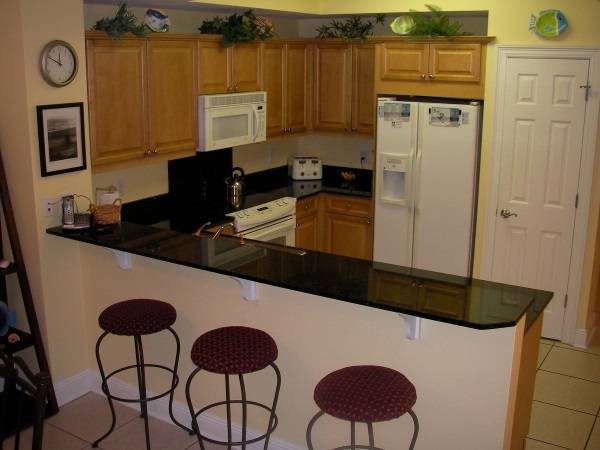 Барная стойка между кухней и гостиной - фото угловой кухни