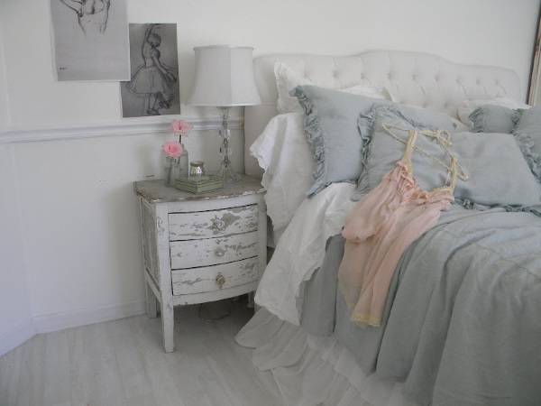 Спальня в стиле шебби шик в сером, розовом и белом