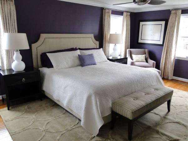 Темно-фиолетовый цвет баклажана на стенах спальни