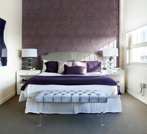 Дизайн спальни в фиолетовых тонах с голубыми деталями