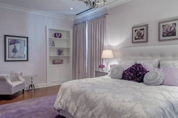 Спальня в фиолетовом цвете с белыми акцентами