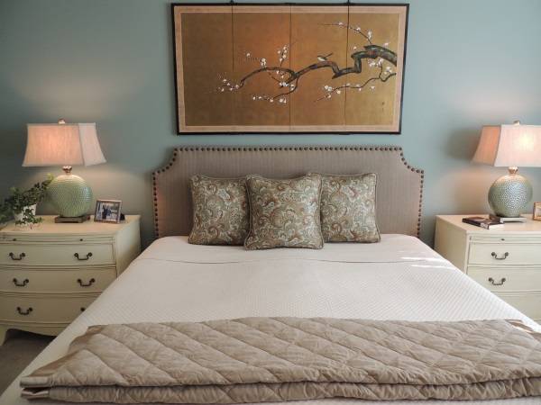 Красивая спальня с японской картиной в интерьере