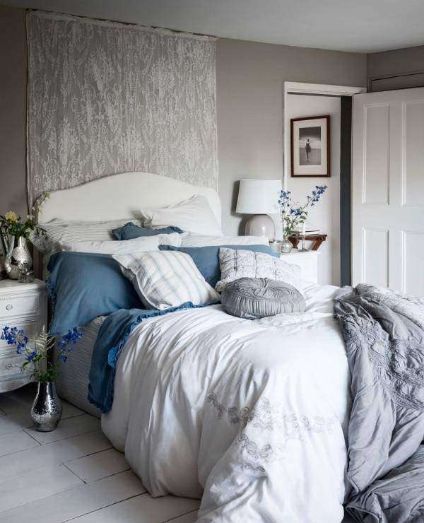 Шебби шик спальня с серыми стенами, бело-синим декором