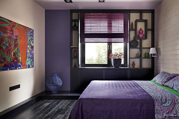 Спальня в фиолетовом цвете - дизайн фото с темным деревом