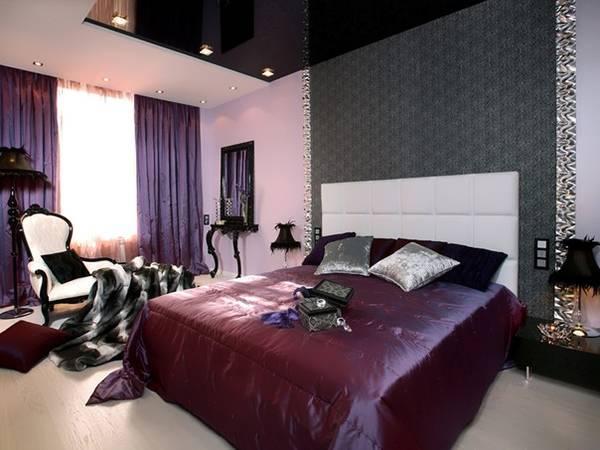 Фиолетовая спальня с темно-серым натяжным потолком