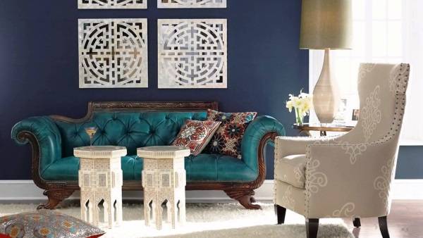 Дизайн интерьера в восточном стиле с темно-синими обоями
