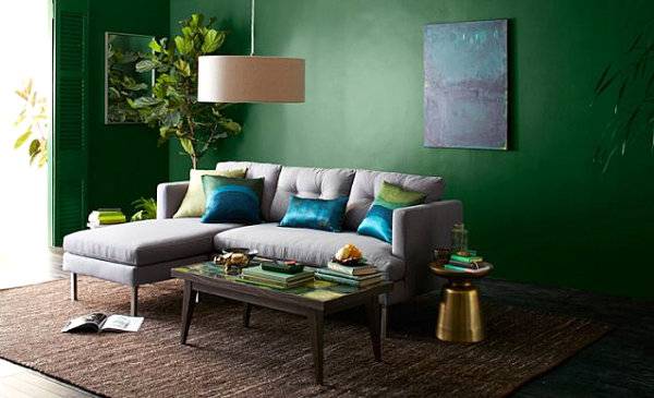 Темно-зеленые обои для стен и светлый диван