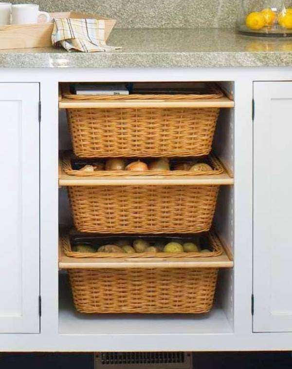Хранение овощей и фруктов на кухне в корзинах