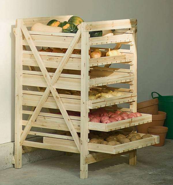 Деревянная этажерка для хранения овощей в кладовке