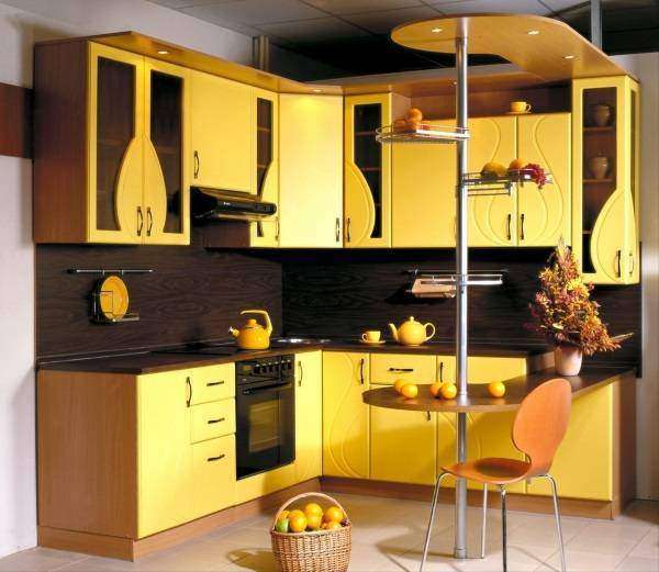 Желтая угловая кухня с барной стойкой 