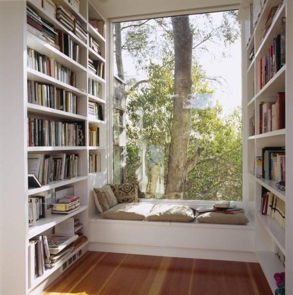 Сидение на подоконнике и книжные полки у окна