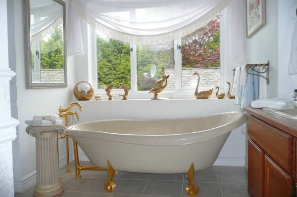 Дизайн ванной комнаты с золотыми украшениями