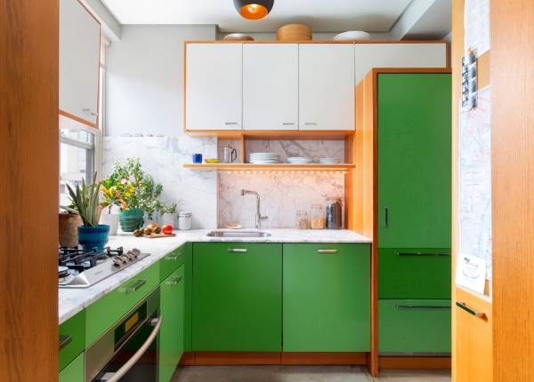 Маленькая кухня в белом и зеленом тонах