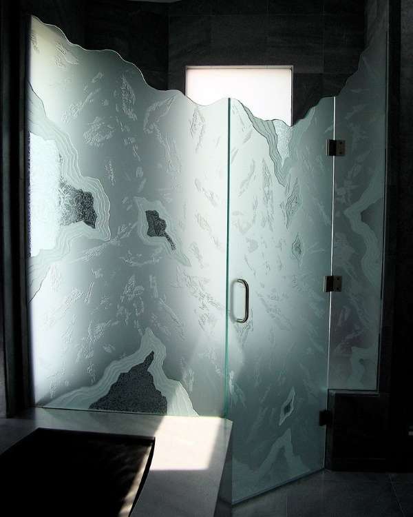 Необычная стеклянная дверь в душ - фото в интерьере