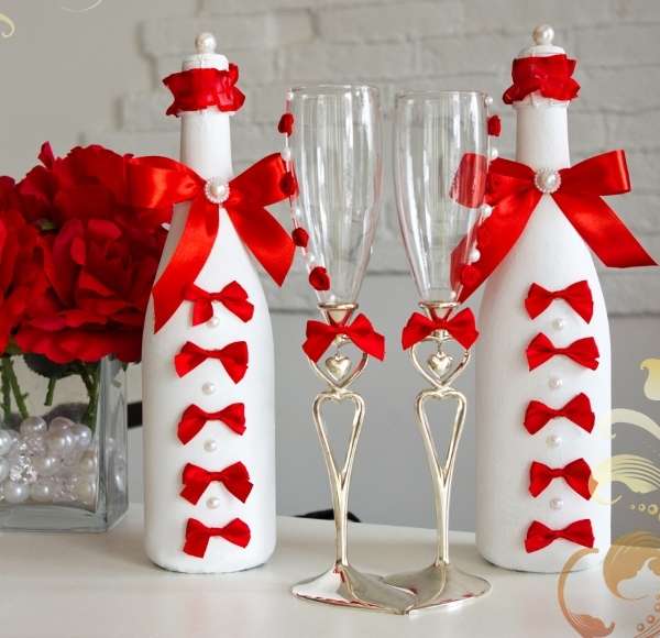 Декор бутылки шампанского на свадьбу с лентами и бусинами