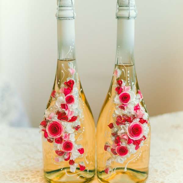 Как украсить бутылку шампанского на свадьбу цветами