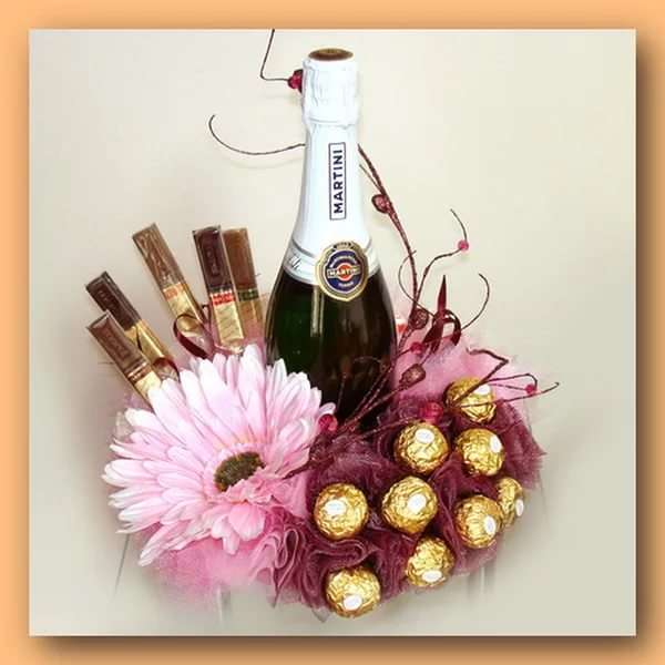 Декор бутылки шампанского конфетами и цветами - фото