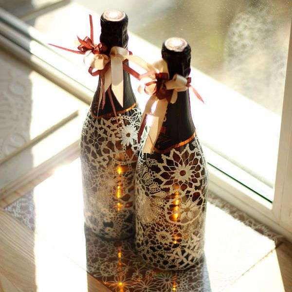 Декор бутылки шампанского кружевом и лентами