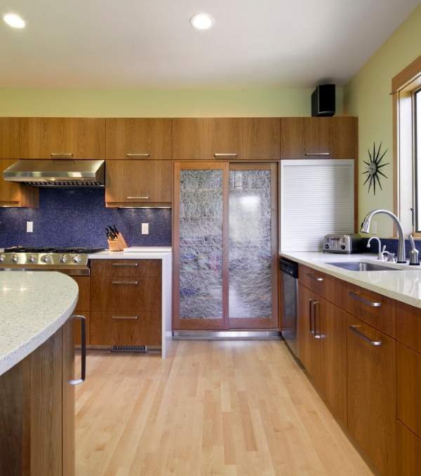 Деревянные раздвижные двери купе на кухню со стеклом