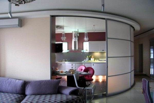 Современный дизайн кухни с радиусными раздвижными дверями        