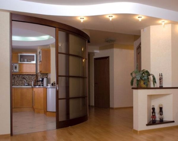 Радиусные раздвижные двери на кухню - фото из дерева со стеклом