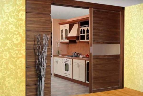 Современные деревянные раздвижные двери для кухни - фото в интерьере
