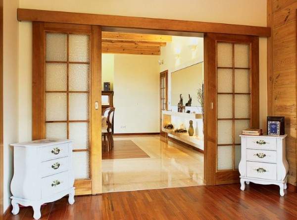 Классические раздвижные двери между кухней и гостиной - фото из дерева со стеклом