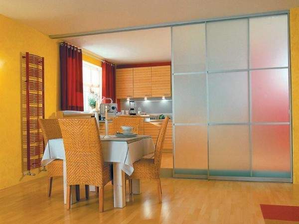 Стеклянные раздвижные двери на кухню - фото в дизайне интерьера