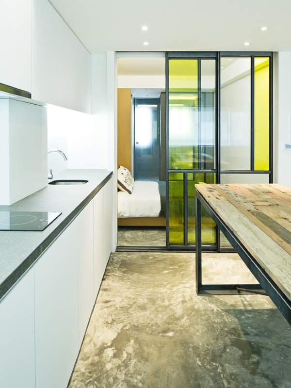 Раздвижные двери на кухню из разноцветного стекла
