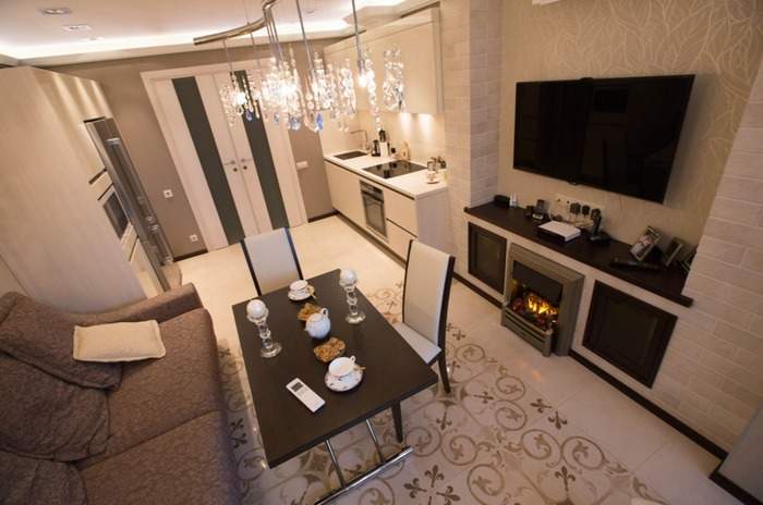 Дизайн интерьера двухкомнатной квартиры для семьи - фото гостиной с камином